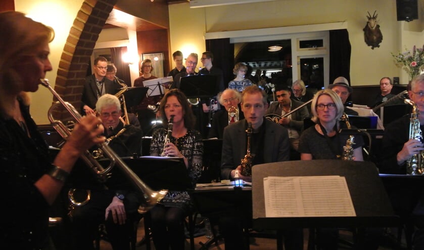 Nasir Minjo speelt een duet met Anita van Soest.
