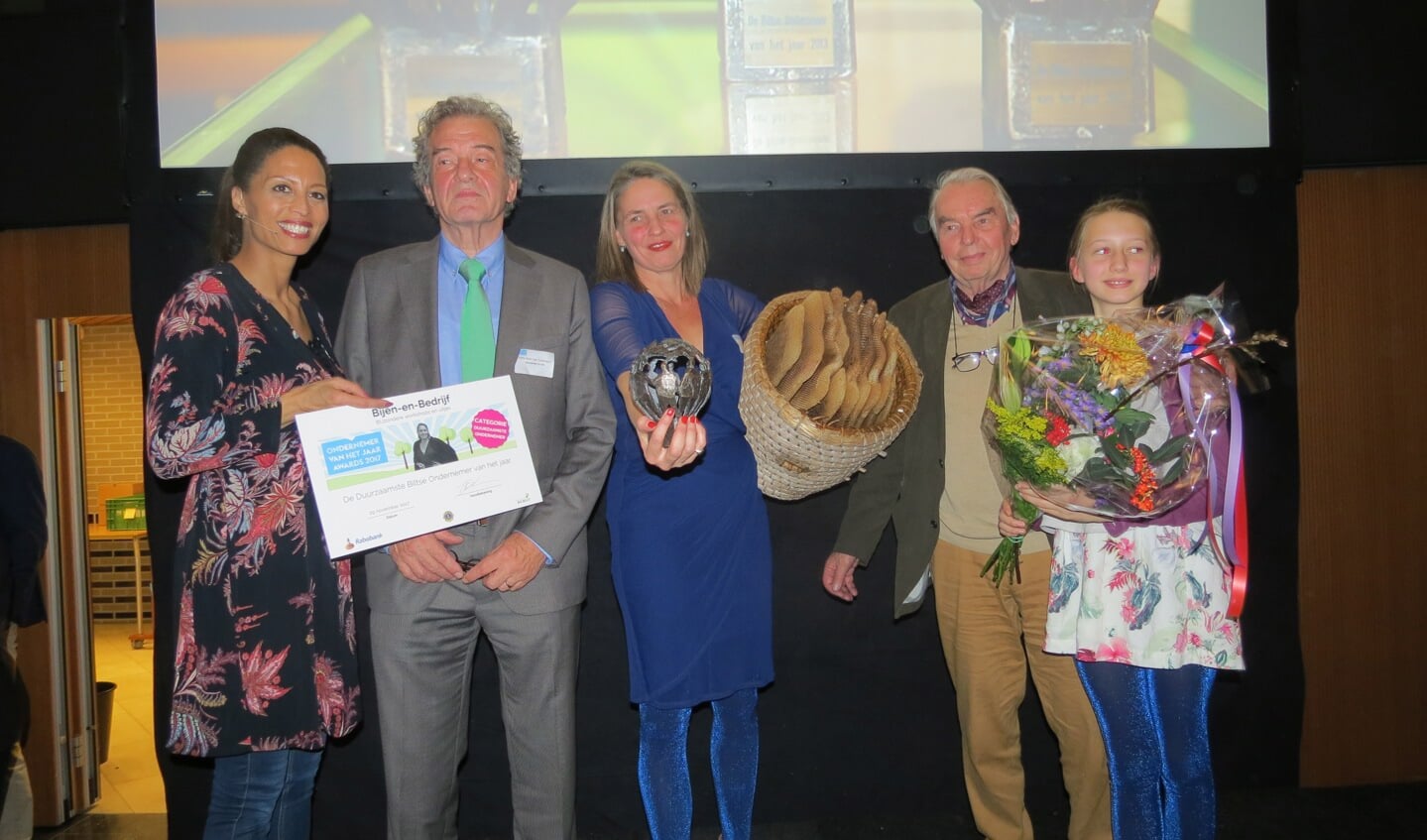 Sonne Copijn met de prijs voor duurzaamste onderneming, met vader en dochter.