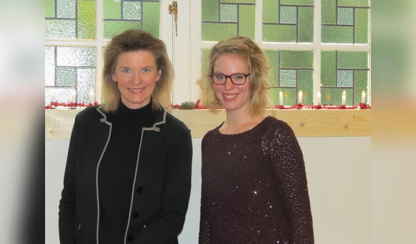 Dominee Benedikte Bos en cantor-organist Seline Loef (r).