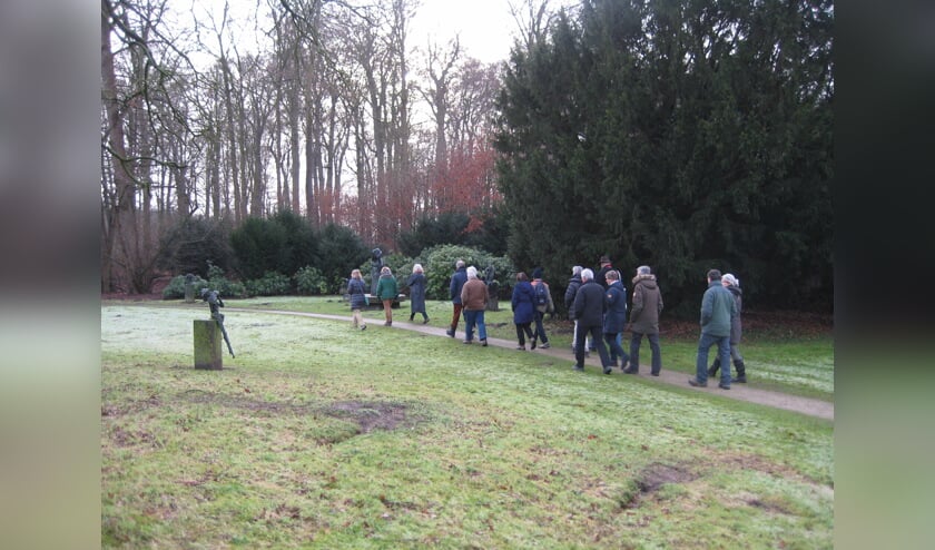 De kerstwandeling loopt deels door de beeldentuin.
