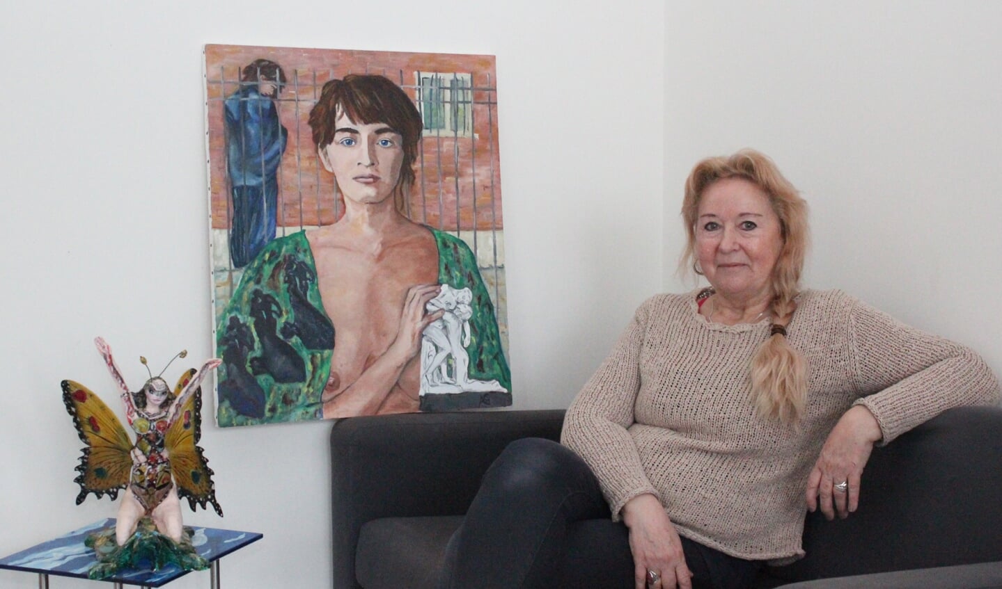 Anneke Gezel naast haar werk; ook het schilderij over het tragische leven van beeldhoudster Camille Claudel. 