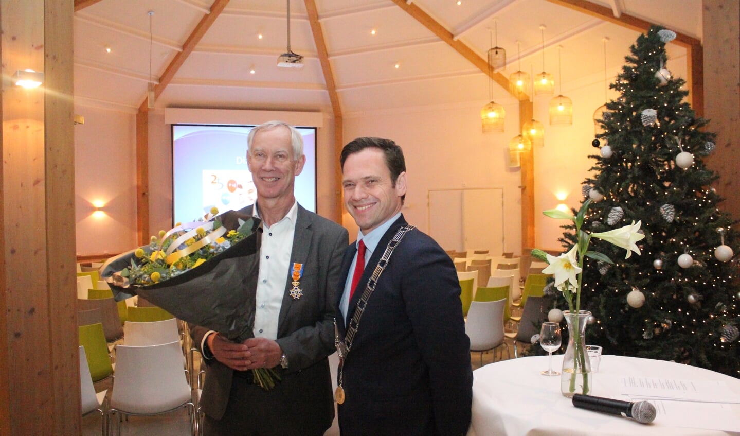 De heer Remko Hooijer ontving uit handen van burgemeester Sjoerd Potters de K.O. Officier in de orde van Oranje Nassau. 