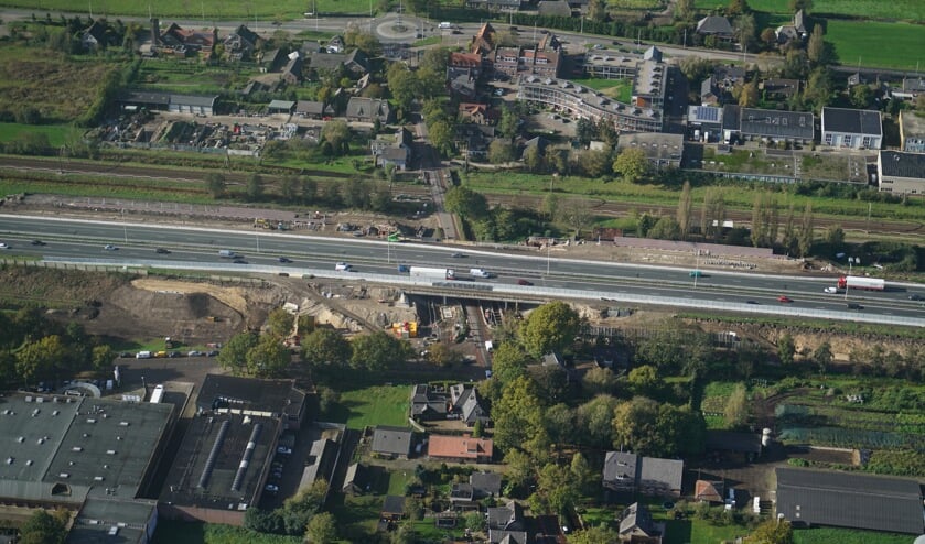Viaduct Achttienhoven over de Dorpsweg in Maartensdijk wordt zowel aan de oost- als westzijde met 6,6 meter verbreed. Door middel van een participatietraject samen met het AERES VMBO wordt de uitstraling van het viaduct bepaald. Begin oktober zijn de werkzaamheden ten behoeve van de verbreding van viaduct Achttienhoven van start gegaan. Naar verwachting duren de werkzaamheden tot eind januari 2018.
Op deze locatie realiseert men een nieuw g