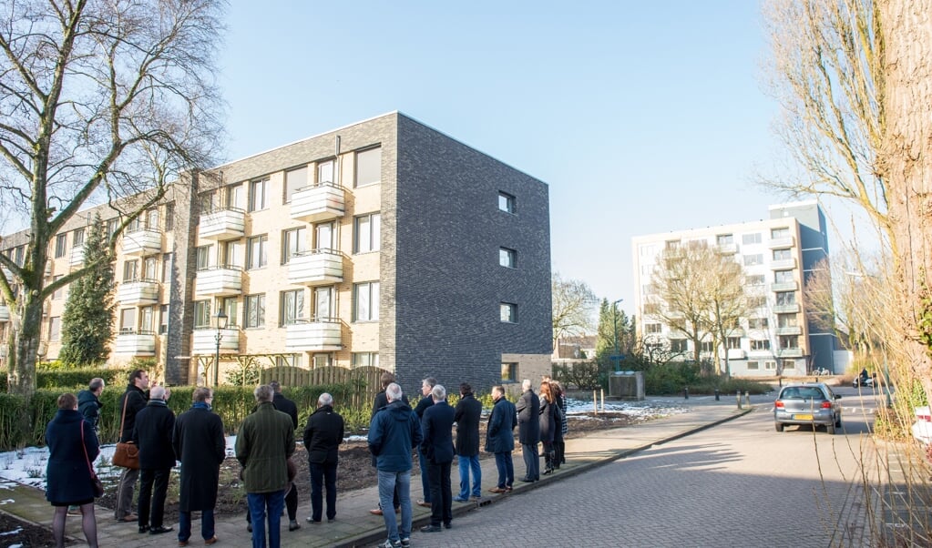 Wethouder Brommersma, gedeputeerde Van den Berg, De Verduurzamers en directie plus projectteam SSW luisteren bij beide flats naar de toelichting door architect Jeroen Osendarp.