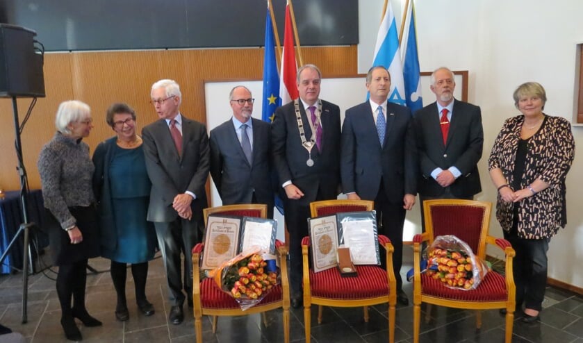 De families Stramrood en Goedhart namen de erkenning en het bijbehorend certificaat met penning in ontvangst voor de inzet van hun grootouders om Joodse vluchtelingen te behoeden voor deportatie in de Tweede Wereldoorlog.