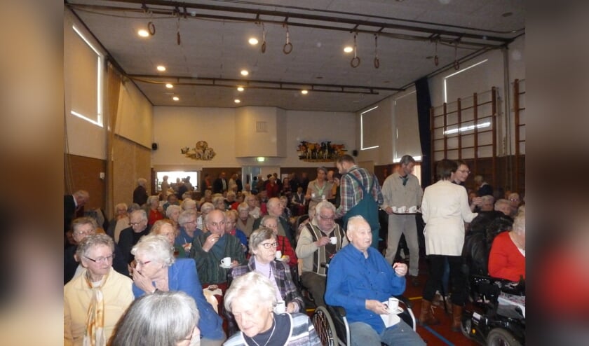 De acteurs serveren zelf tijdens de pauze en na afloop van de toneelvoorstelling voor drie Zonnebloem-afdelingen.