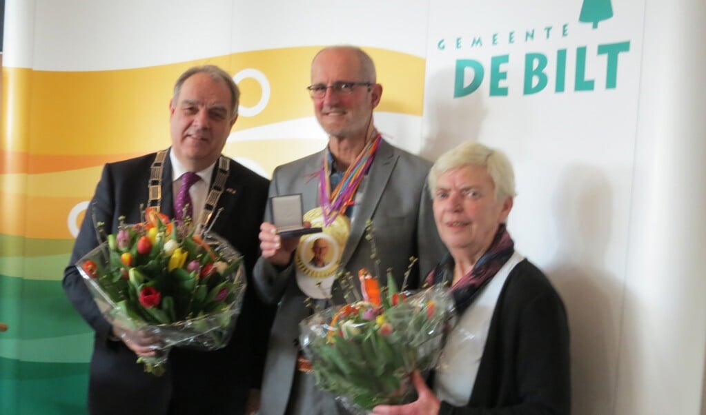 Burgemeester Bas Verkerk met de gedecoreerden.