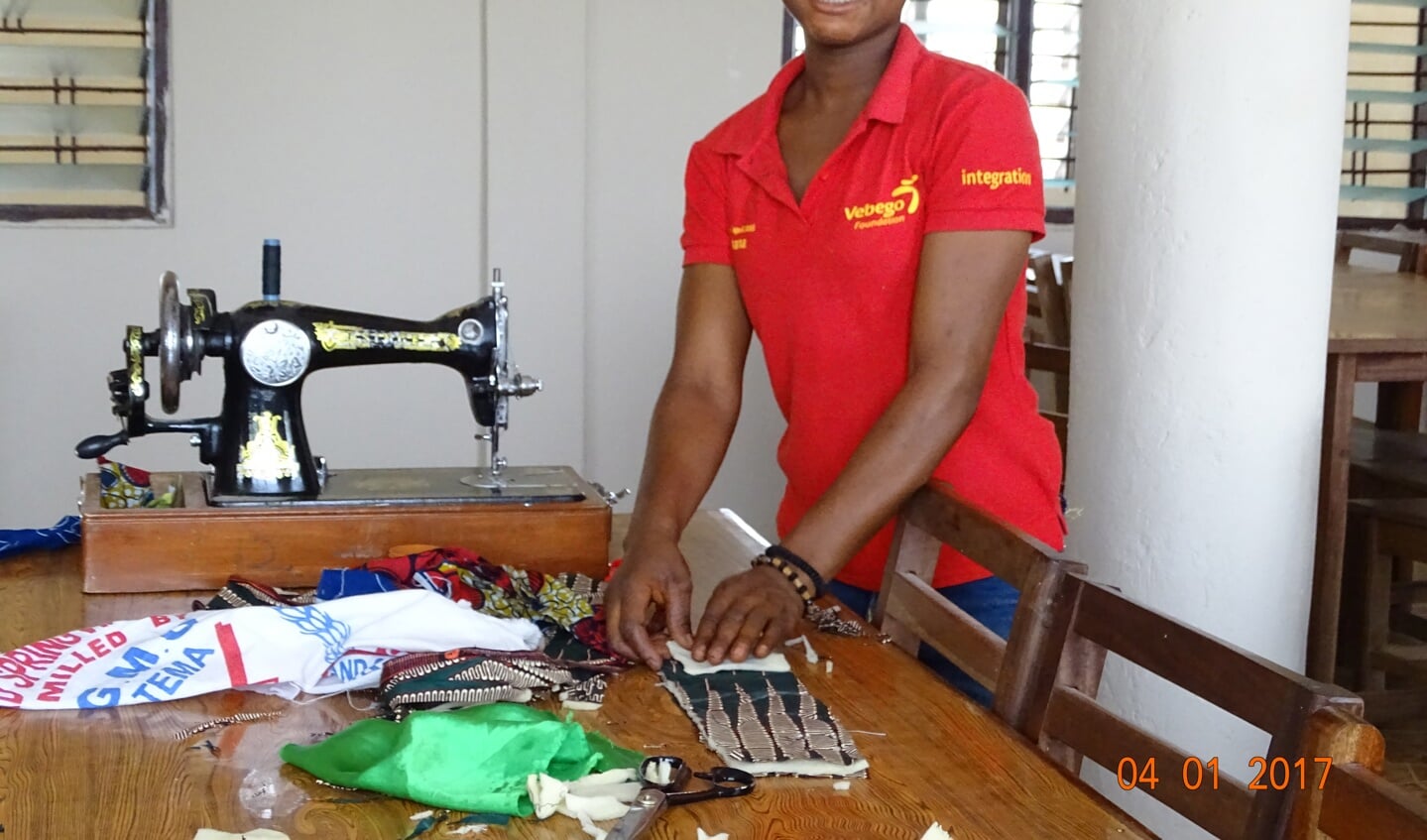 Met een startpakket kunnen de Ghanese meisjes een eigen naaiatelier beginnen.