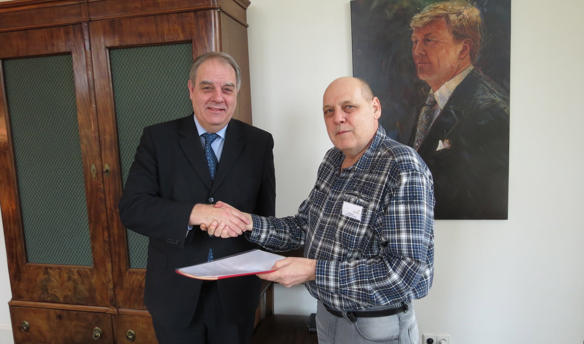 Burgemeester Bas Verkerk neemt de handtekeningen in ontvangst.