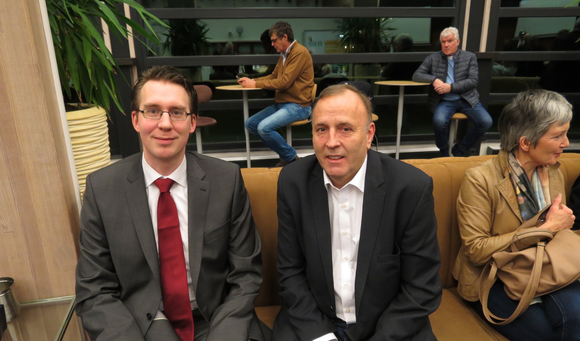 Thomas Schaapherder (links) woont op uitnodiging van VVD-fractievoorzitter Kees Lelivelt de vergadering als Gast van de Raad bij.