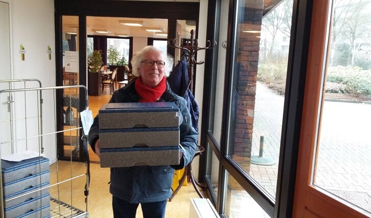 Louis van 't Hooft, oud-voorzitter van Tafeltje Dekje, nu rijder van maaltijden, haalt z'n maaltijden op bij de Koperwiek.