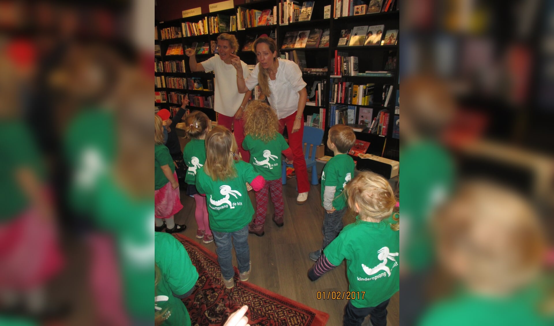 Kinderen te gast bij de Bilthovense Boekhandel.