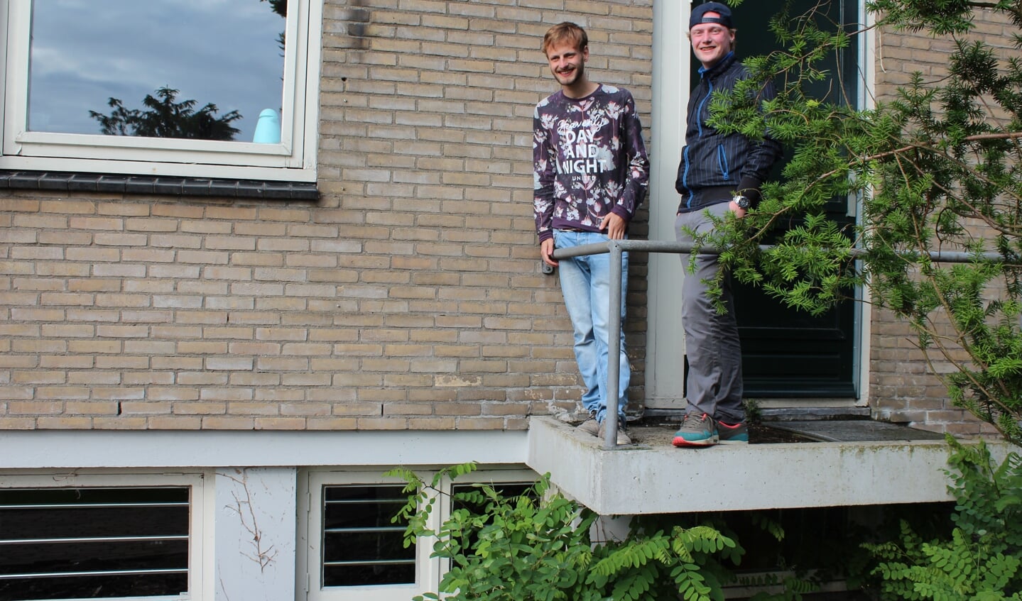 Richard Verhoef en Robert van Loenen bij het toekomstige nieuwe jongerencentrum in het souterrain van het huidige gebouw (foto 18 juni 2016).