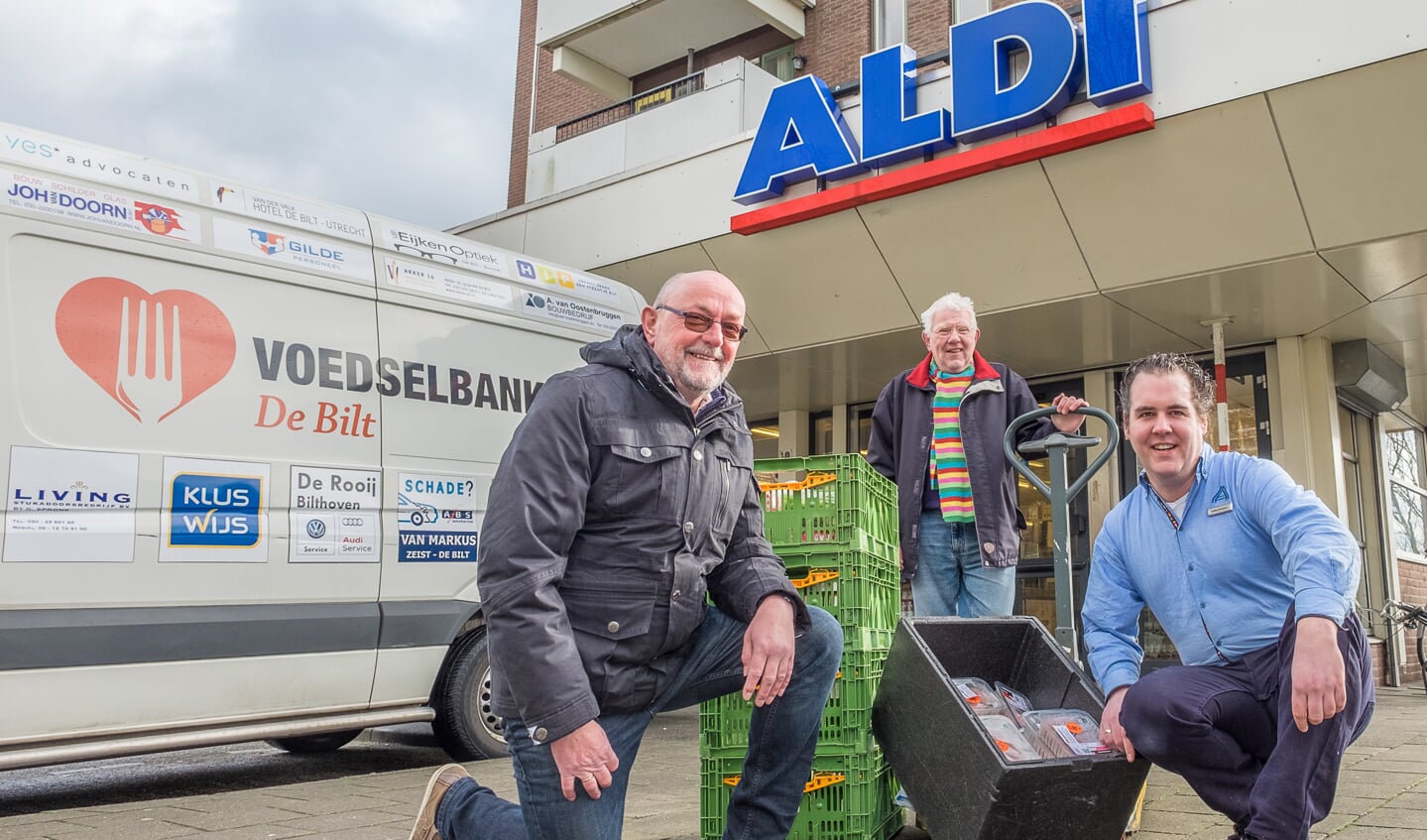 Alfred en Lucas Voedselbank De Bilt en Tjalling filiaalmanager Aldi De Bilt. 