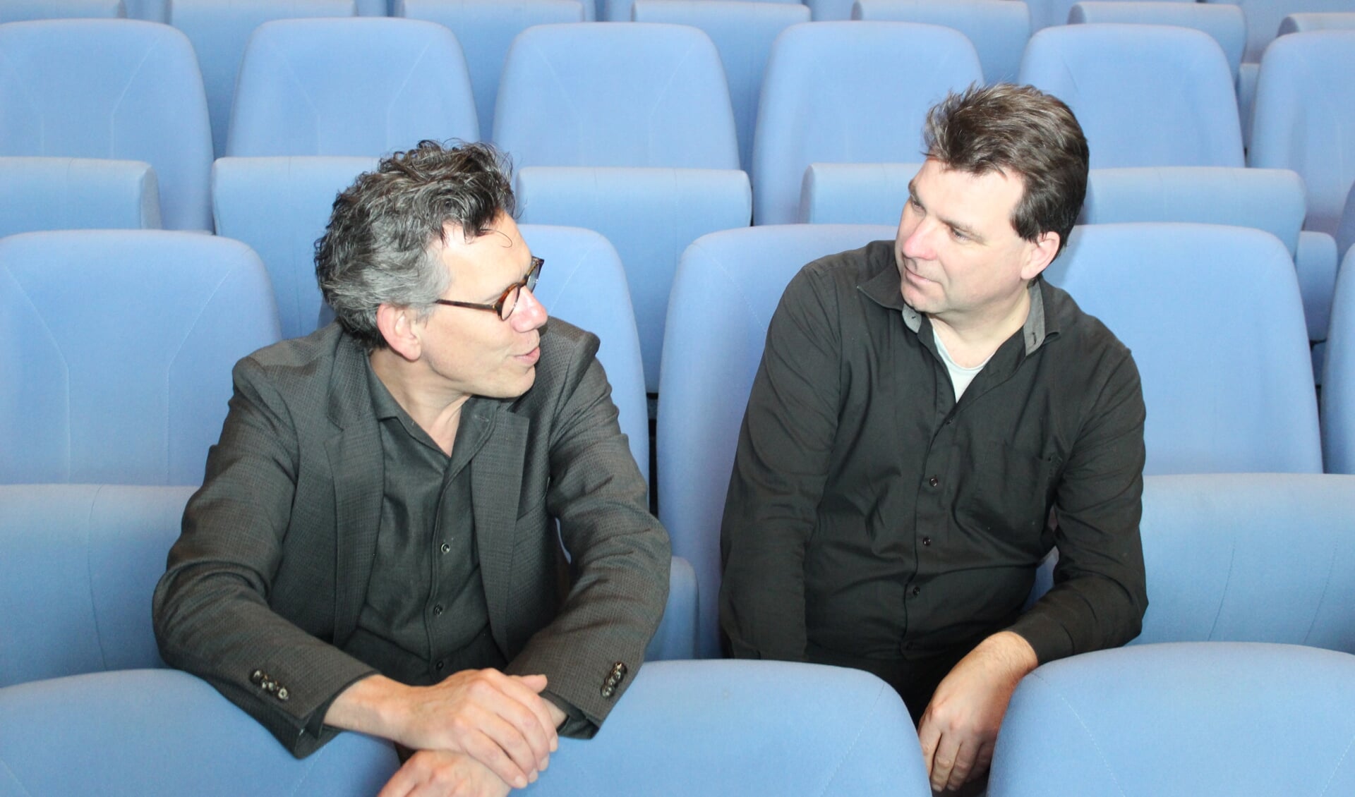 Rob Schouw en Timon Blok (r) in gesprek in de theaterzaal van Het Lichtruim.
