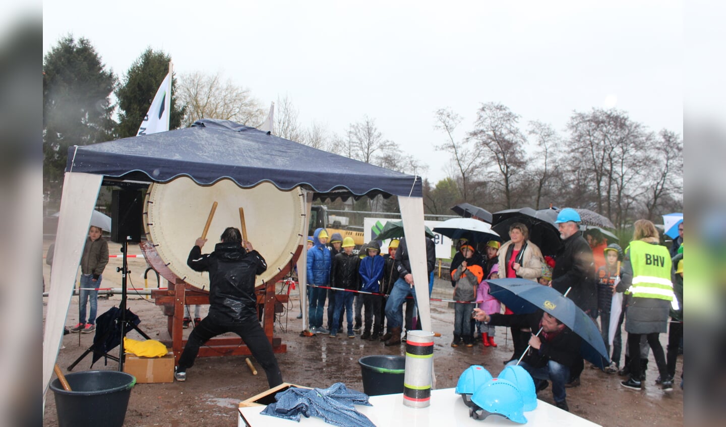 Vooraf werd met slagen op de grote trom - zelfs in de stromende regen - aandacht gevraagd. 