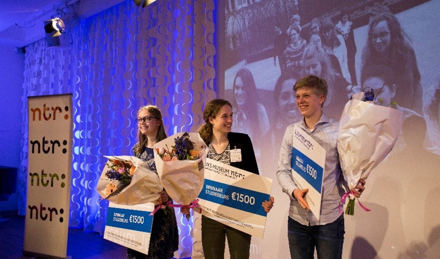 Anne-Kris, Laura en Bart namen stralend de bloemen, de studiebeurs van 1500 euro en het levenslange vriendenlidmaatschap van het Rijksmuseum in ontvangst.