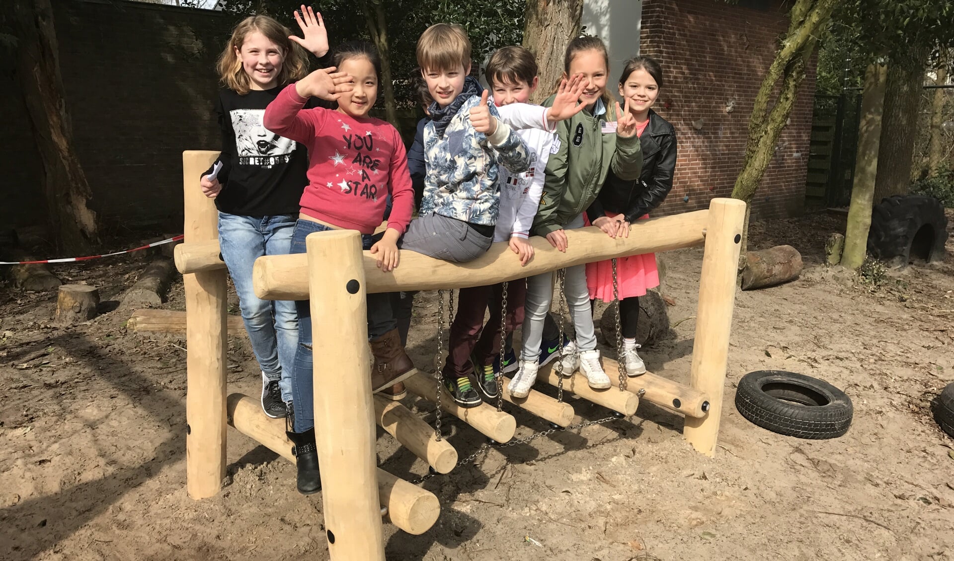 Op het schoolplein van de Bosbergschool in Hollandsche Rading is tot grote vreugde van de kinderen dankzij de Jumbo spaaractie inmiddels een Wiebel Robinia geplaatst.