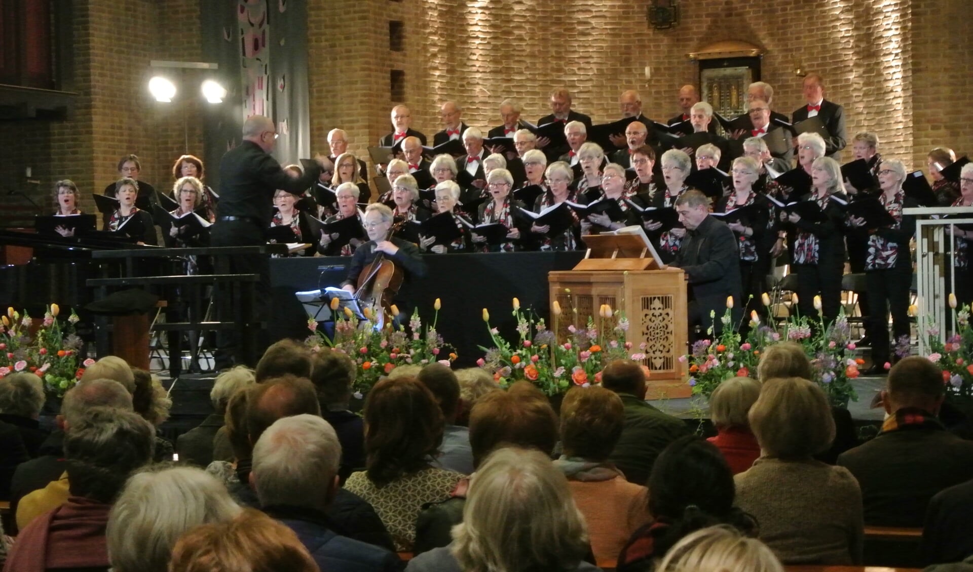 AZM wordt begeleid door Arthur Bouma op kistorgel en de internationaal bekende Matthias Naegele op cello. 