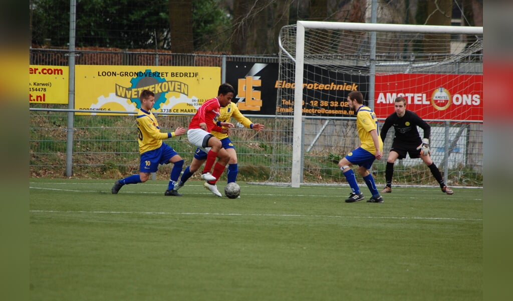 Naast doelman Stijn Orsel zijn er drie verdedigers ingezet om DVSU het scoren te beletten. (foto Nanne de Vries)