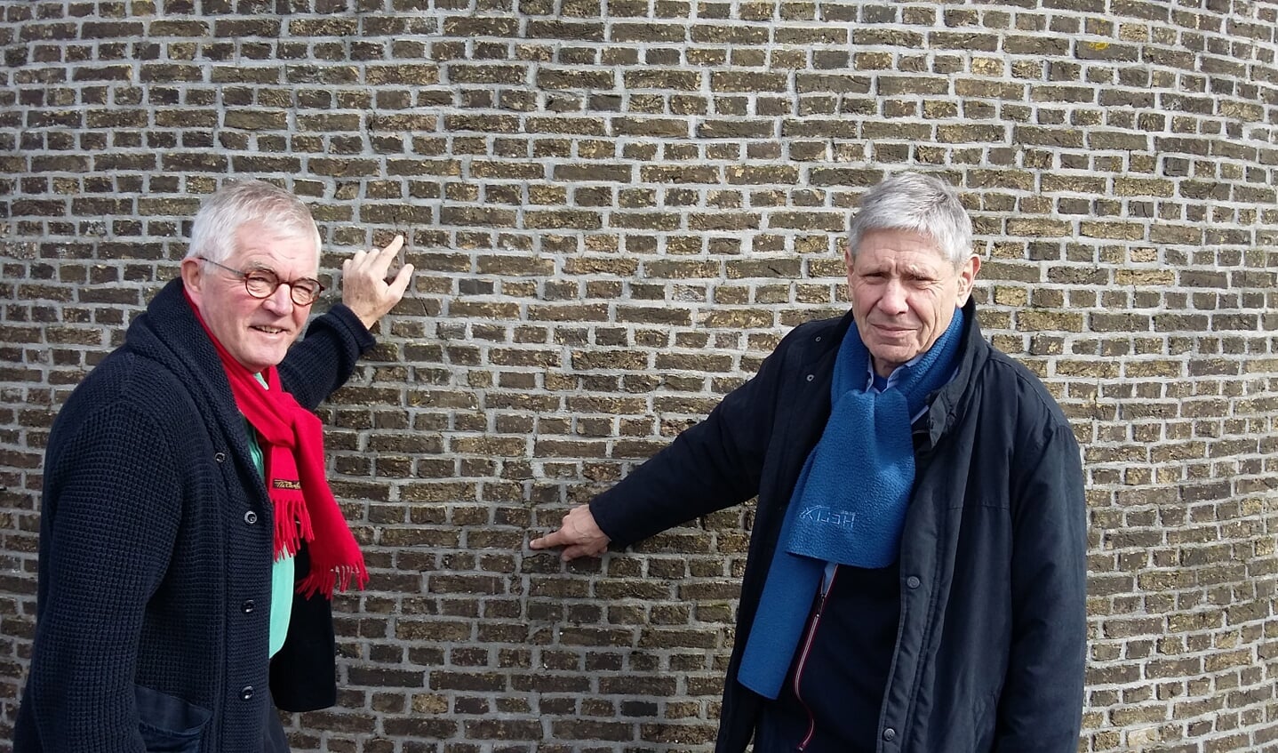 Frits Jansen (L) en Peter Paternotte wijzen de scheur in het metselwerk van de Geesina aan.