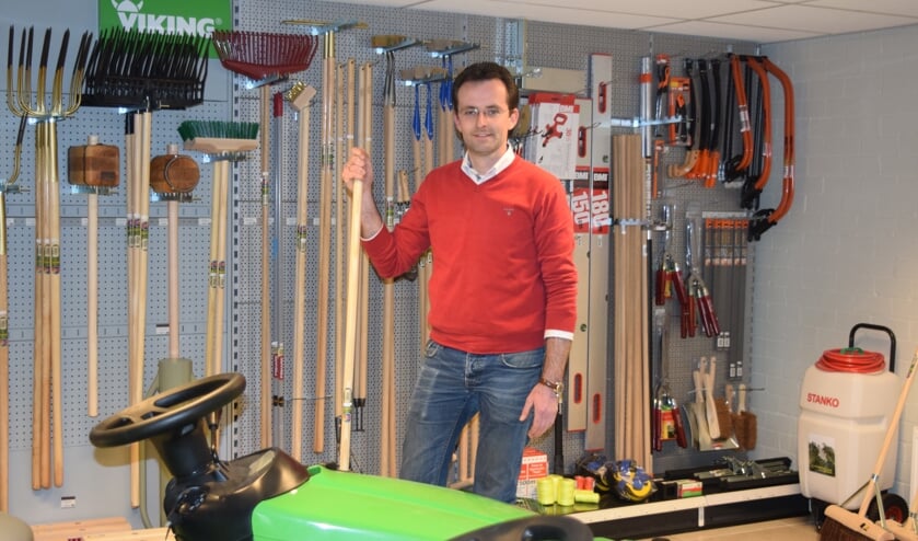 Maarten Klein tussen zijn gereedschappen: harken, bezems, schoffels, ook voor de particulier.