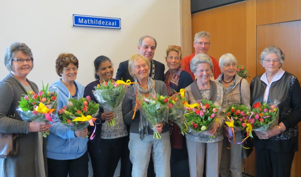 De gehuldigde vrijwilligers met burgemeester Bas Verkerk.