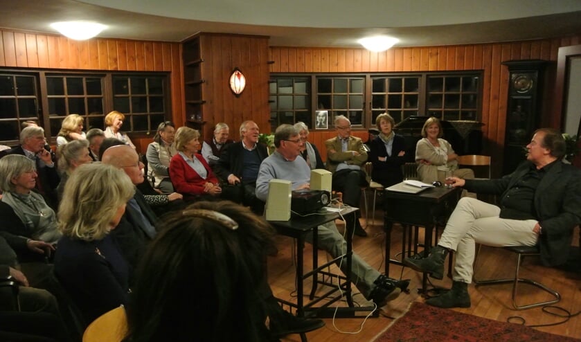 Tijdens een inspirerende avond weet Niehe de aandacht van zijn publiek knap vast te houden.