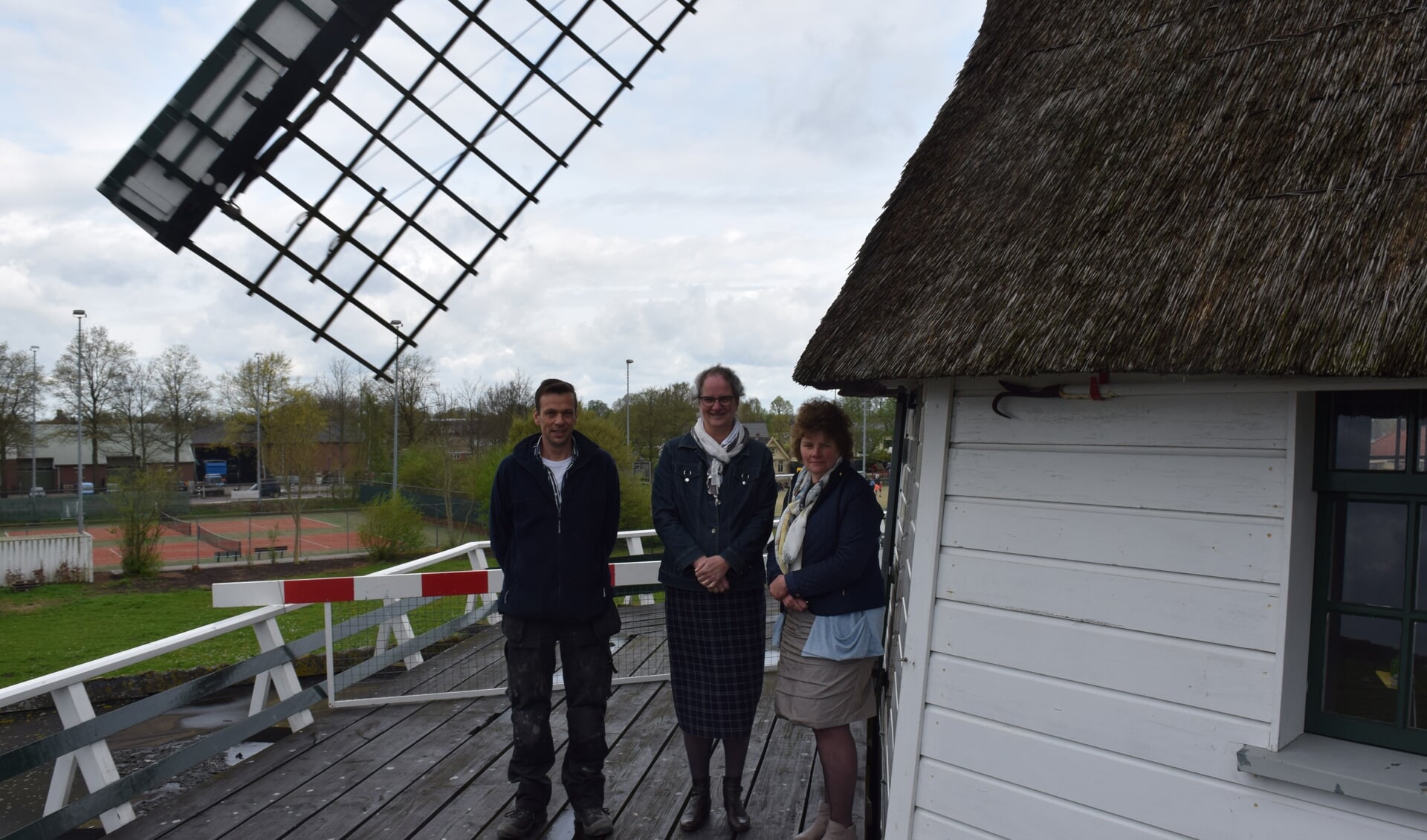 Gijsbert van Asselt, Arja de Waal en Clara Colijn hopen dat velen de molenwinkel komen bezoeken..