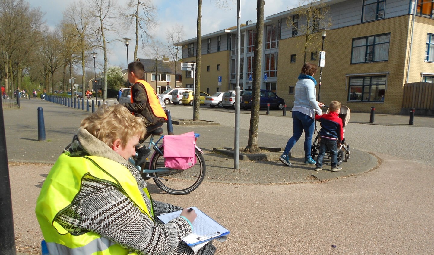 Controleposen met gele hesjes en fietsende kinderen met oranjehesjes vormden het straatbeeld tijdens het verkeersexamen.
