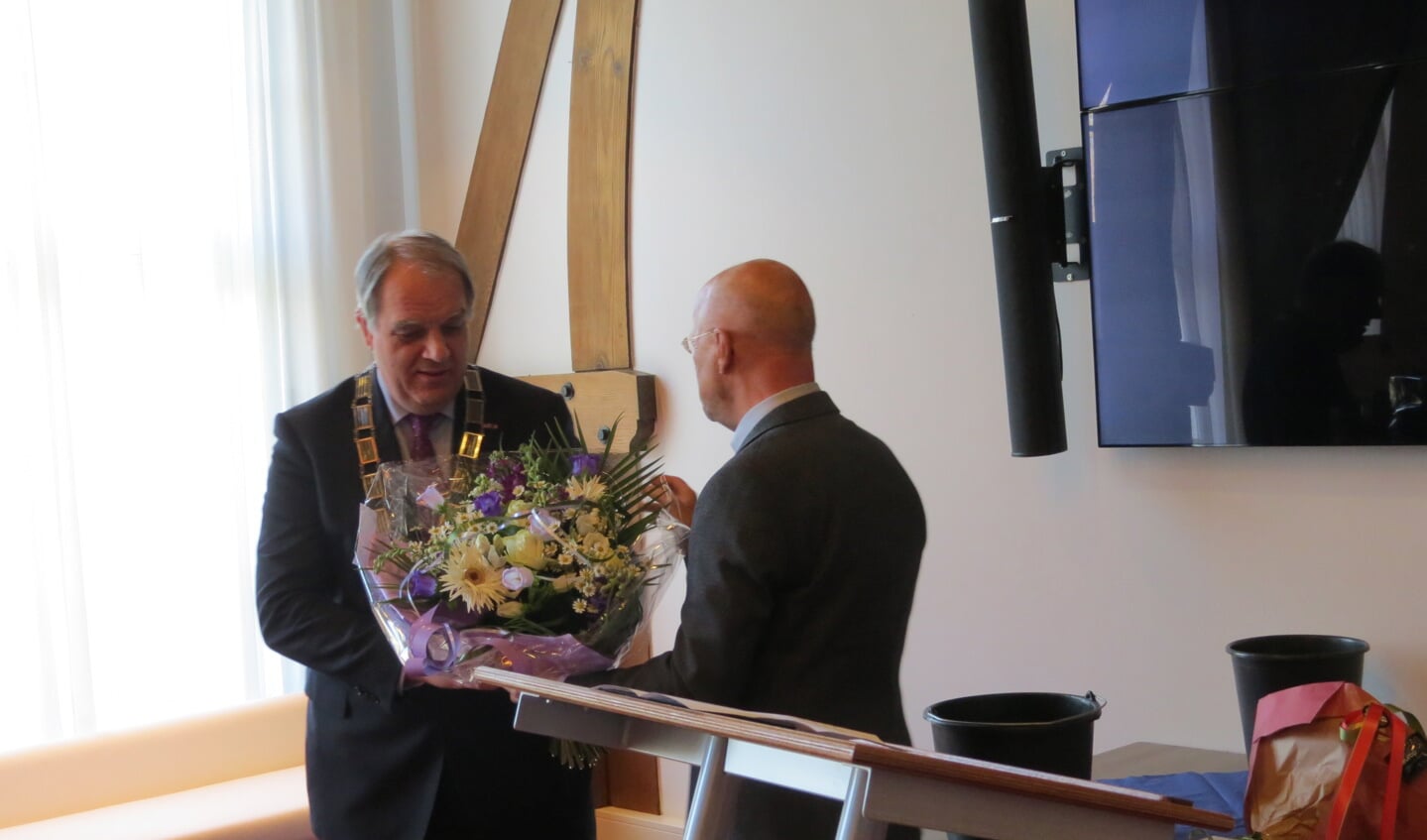 Frans Poot spreekt als vicevoorzitter van de raad de burgemeester toe.