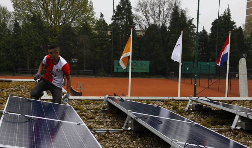 Op het dak van het clubgebouw zijn zonnepanelen geplaatst.