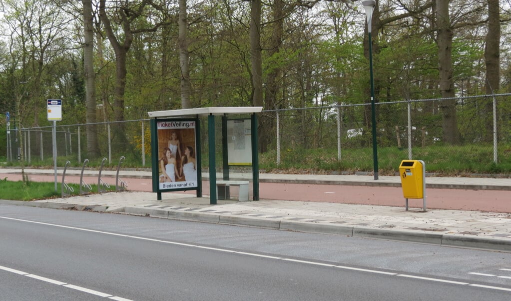De bushalte met abri en invoegstrook nabij het RIVM die de raad bij het gemeentehuis niet wil.