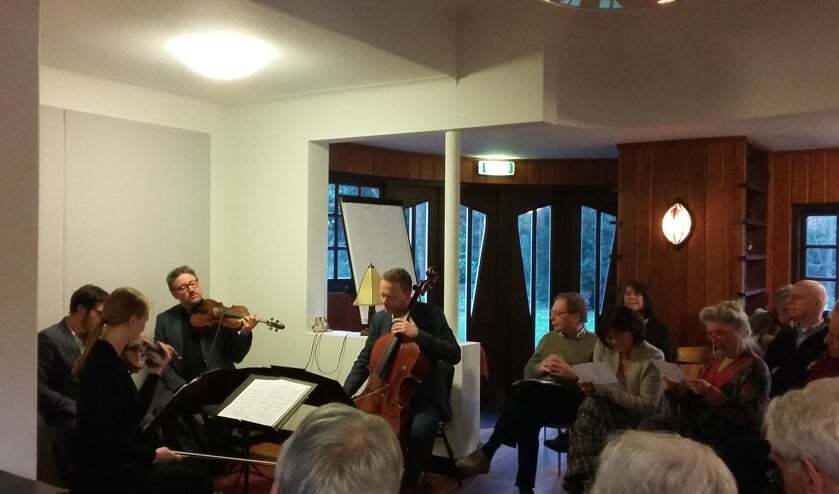 De musici verzorgen een heerlijke kamermuziekavond in het sfeervolle Gaudeamus.