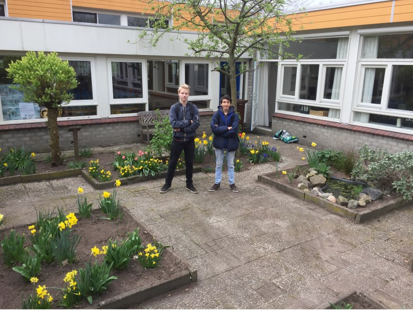 Wessel en Didier in de opgeknapte schooltuin