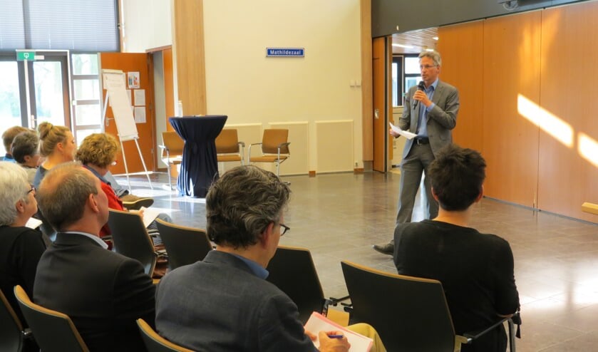 Wethouder Hans Mieras opent de eerste van een reeks bijeenkomsten.