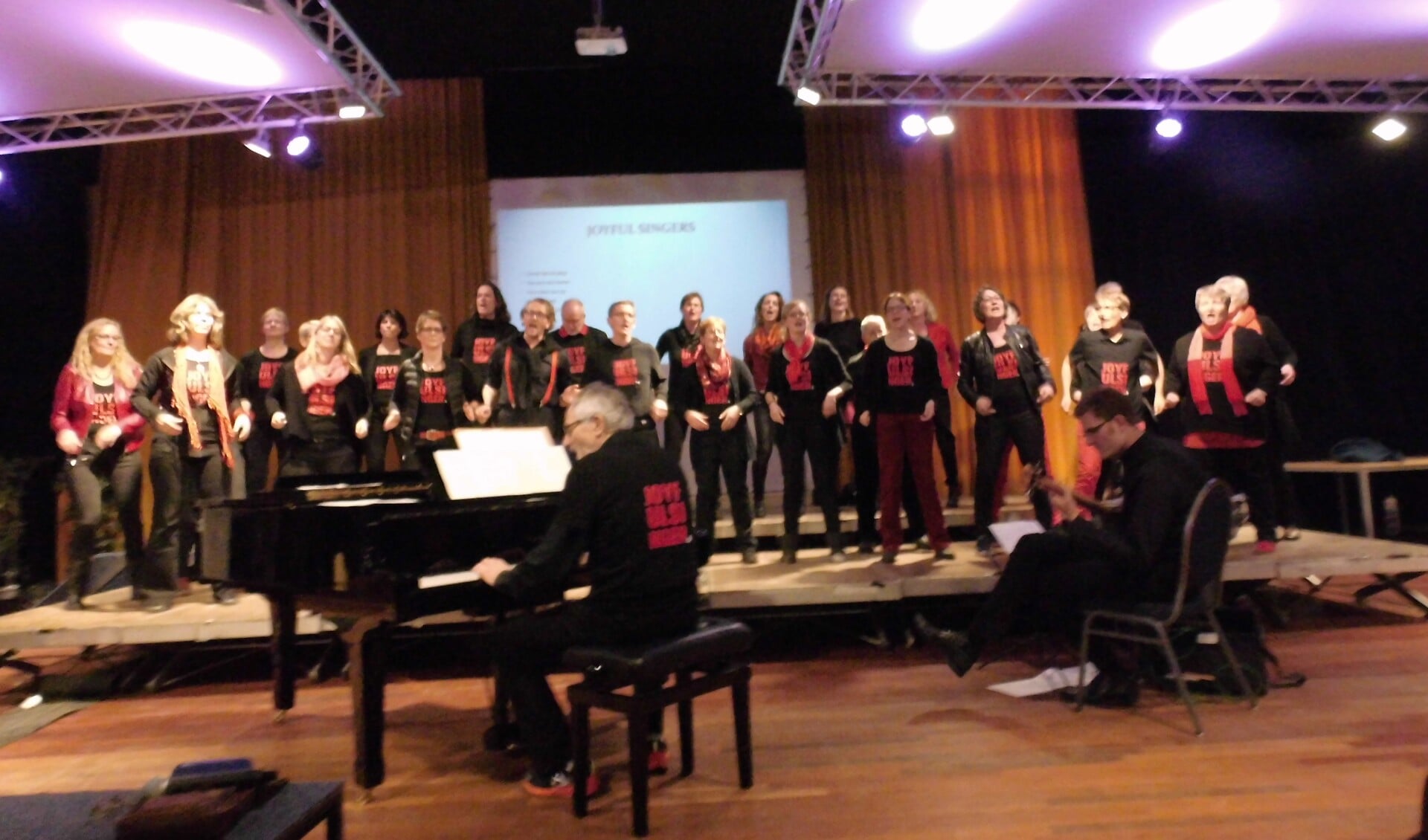 De Joyful Singers uit Coesfeld kregen onder bevlogen leiding van dirigent Leo ook het publiek enthousiast.