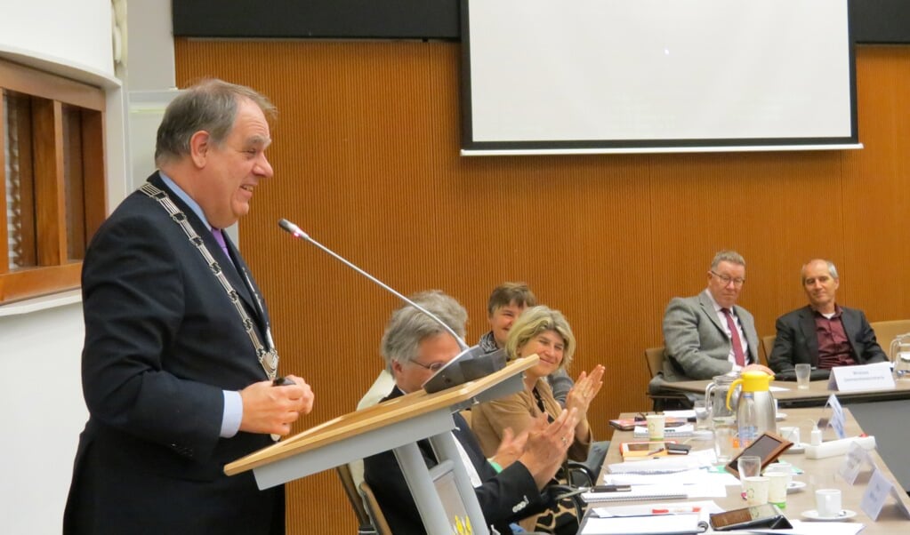 Burgemeester Bas Verkerk aan het einde van zijn laatste Biltse raadsvergadering.