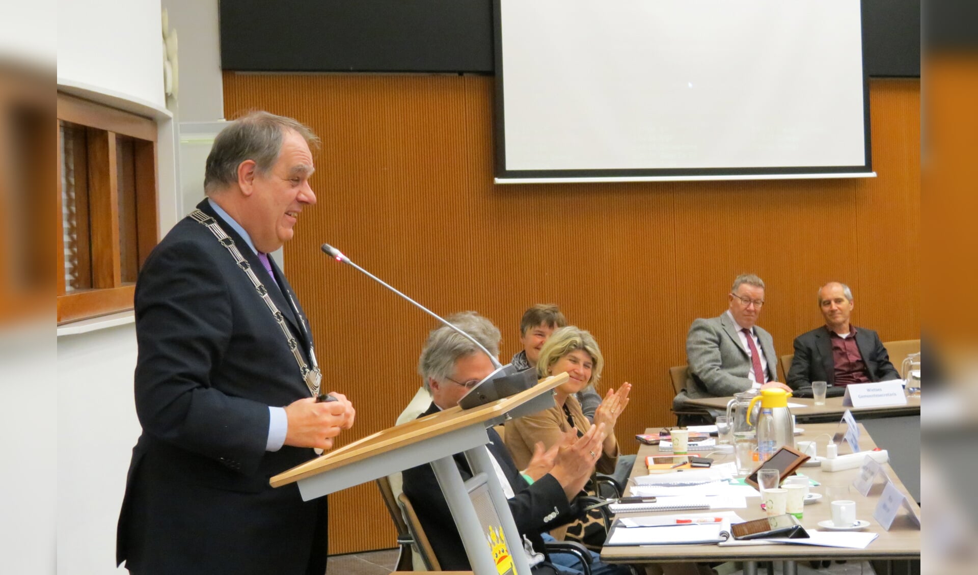 Burgemeester Bas Verkerk aan het einde van zijn laatste Biltse raadsvergadering.