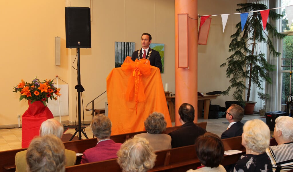 Burgemeester Sjoerd Potters verzorgde het openingswoord bij de feestavond van het Oranjecomité De Bilt-Bilthoven.