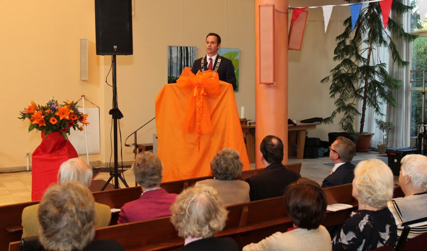 Burgemeester Sjoerd Potters verzorgde het openingswoord bij de feestavond van het Oranjecomité De Bilt-Bilthoven.