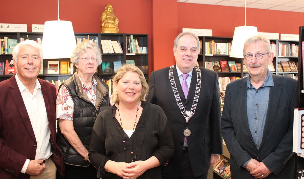 V.l.n.r. Klaas Wilting, Marijke van de Vrugt, Ike Bekking, burgemeester Bas Verkerk en Anne Doedens. 