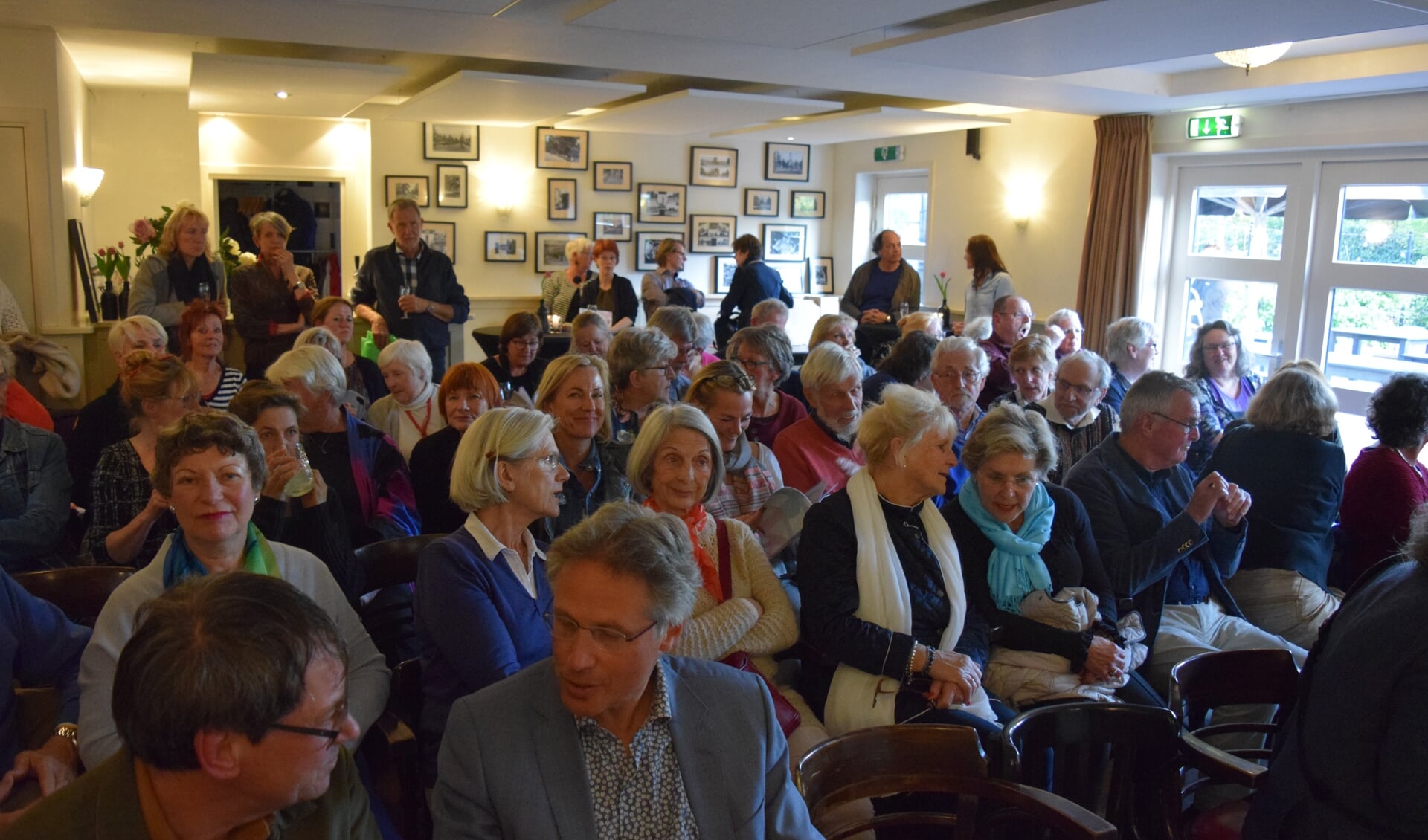  Meer dan 80 belangstellenden waren aanwezig bij de uitreiking van het boek. Links vooraan zit wethouder Hans Mieras naast BeeKk-lid Abe Postema.