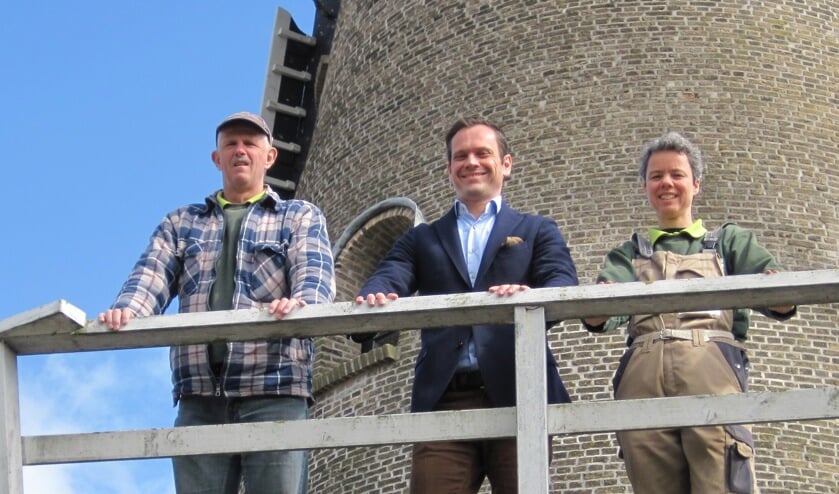 nemen en snel op bezoek te komen'. Ingrid Friesema en Gijs Hasselbach, samen met burgemeester Sjoerd Potters op de omloop van de Geesina.