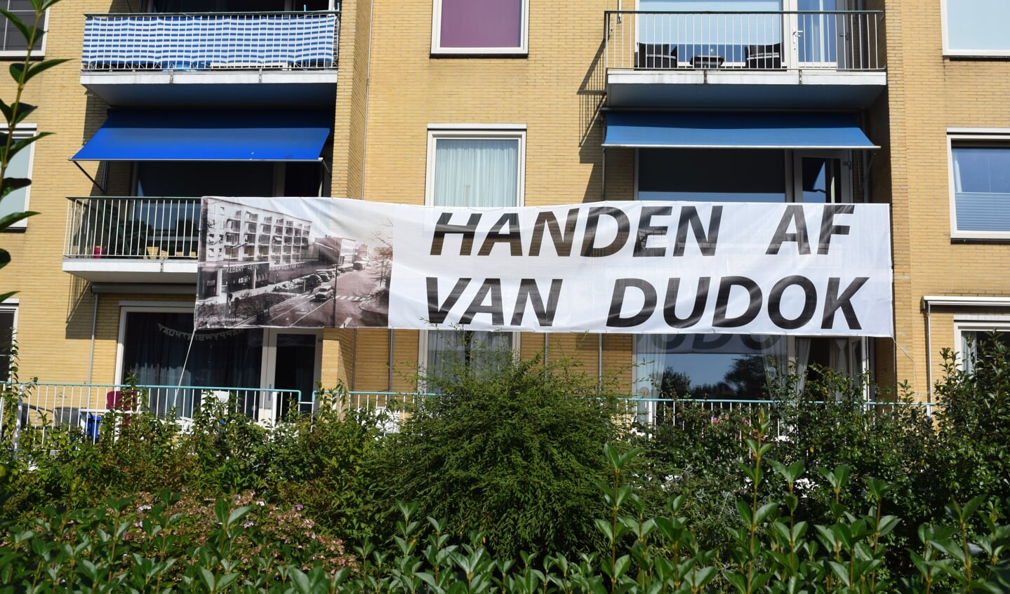 De bewoners van het Dudokcomplex aan de Bilthovense Julianalaan protesteerden regelmatig tegen de gedeeltelijke sloop van het complex; zo ook in september 2016 middels een groot spandoek op de flat. [foto Walter Eijndhoven] 