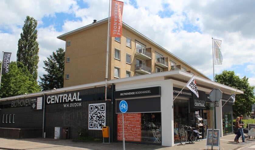 Het complex van Dudok uit de jaren vijftig van de vorige eeuw: ook het lage deel, waarin de Bilthovense Boekhandel is gevestigd is door Dudok ontworpen.