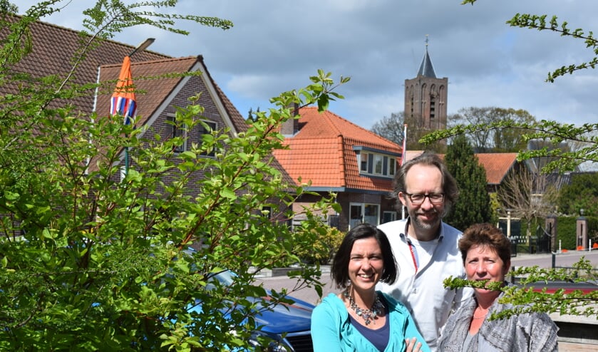 Corina Nagel, Peter van Dijk en Adrie Bouwman hopen dat de tent weer propvol zit.