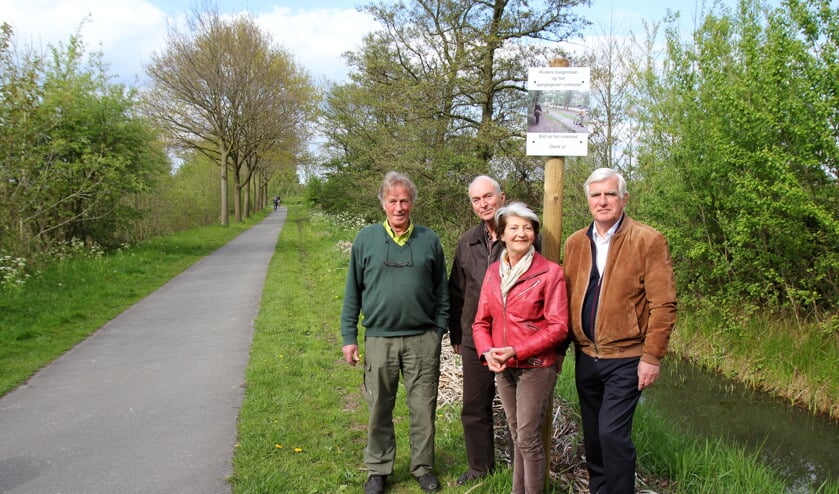 V.l.n.r. Boswachter Hans Hoogewerf en de Dorpsraadleden Boudewijn Rietveld, Trudy Siegerink en Marius van den Bosch.