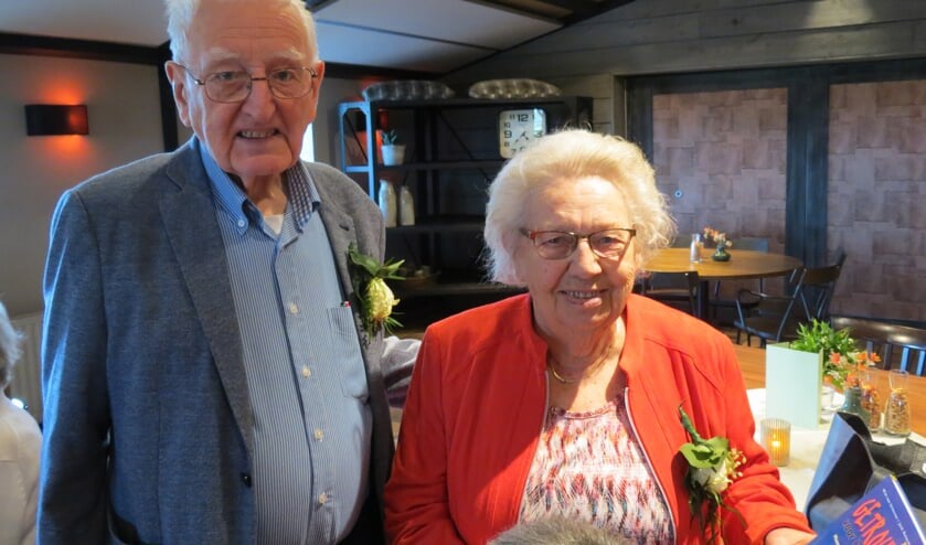 Het briljanten bruidspaar Wiegerink op het feest voor familie en vrienden.