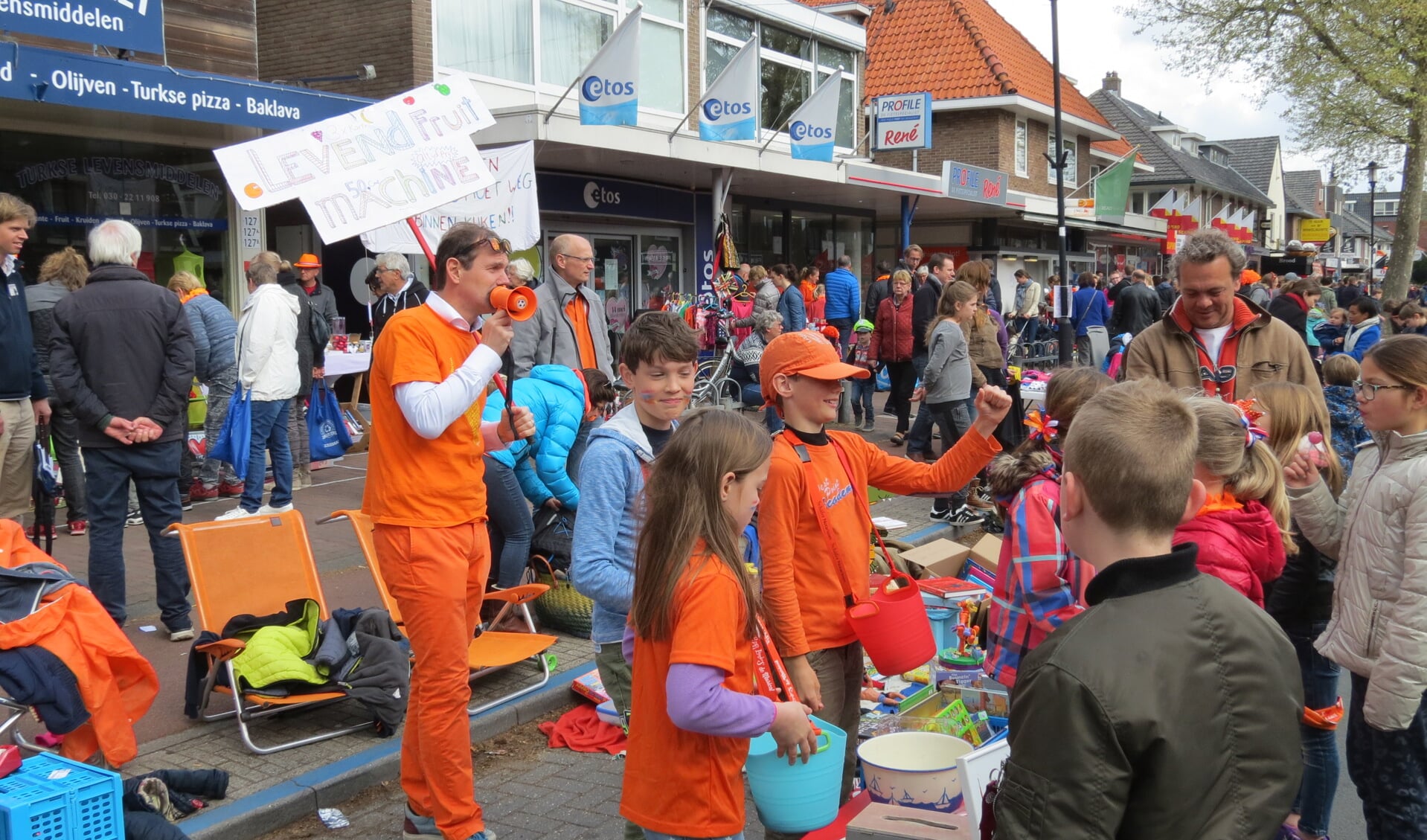 Op de zeer gevarieerde en drukbezochte vrijmarkt in De Bilt was van alles te doen en te koop. Met de levende fruitautomaat waren prijsjes te winnen, maar het apparaat was vooral lucratief voor de bedenkers ervan. [GG]